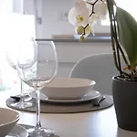 Dona Emilia Studio Apartments بيت ضيافة 4*