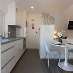 Dona Emilia Studio Apartments بيت ضيافة