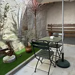 Dona Emília Studio Apartments Pensión