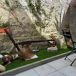 بيت ضيافة Dona Emilia Studio Apartments